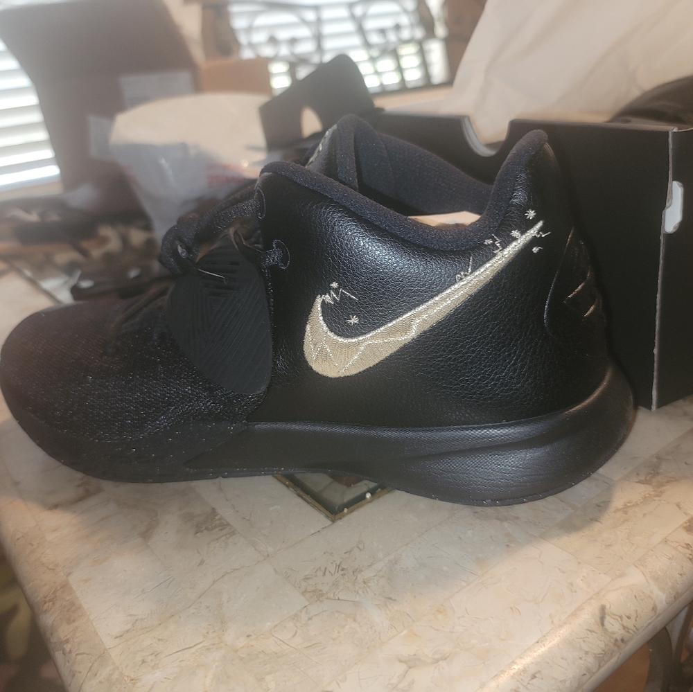 Kyrie Flytrap III